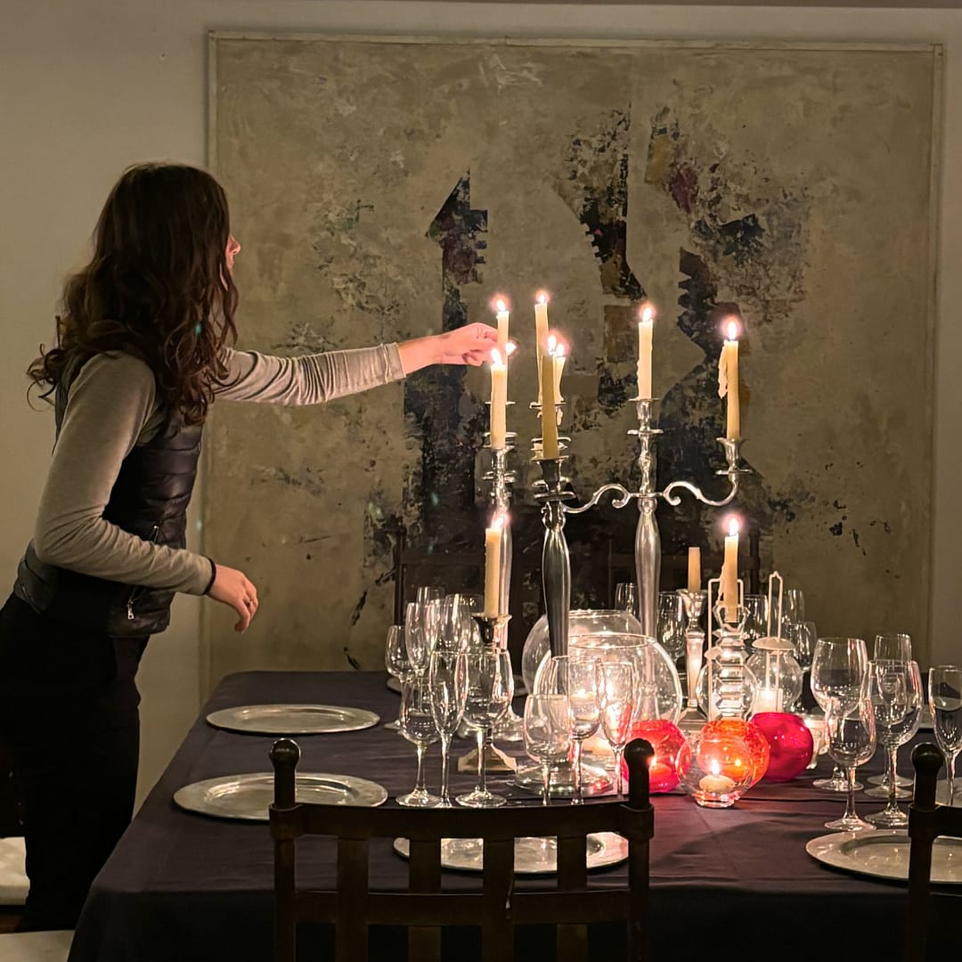 Cualquier cena arropados por los cuadros de #pablorodriguezguy  ven a cenar con nosotros… #fincacampoenmedio