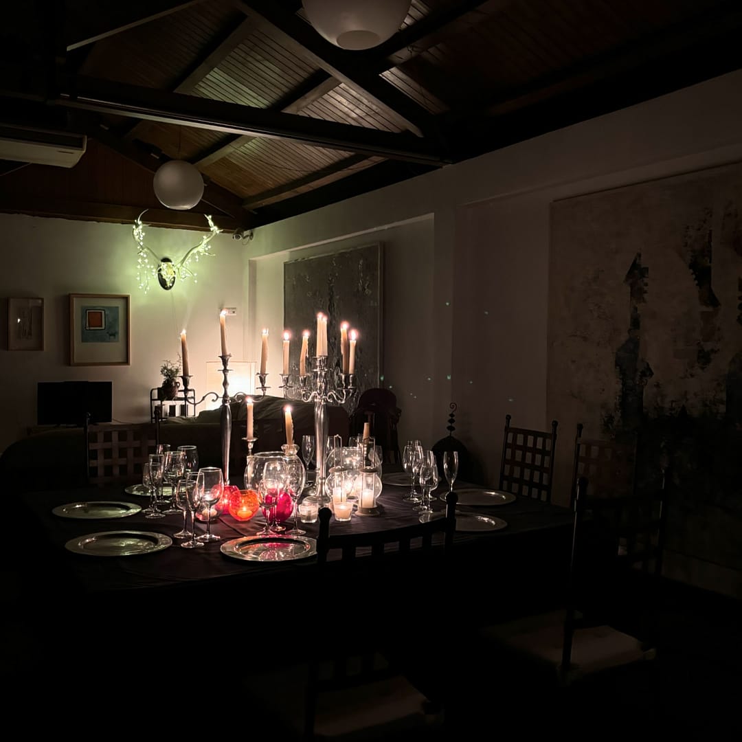 Una noche rodeados de arte y música y buena compañía. 
#fincacampoenmedio 
#yeguadaasdepicas 
#artecontemporanea #cenasaludable #bodas