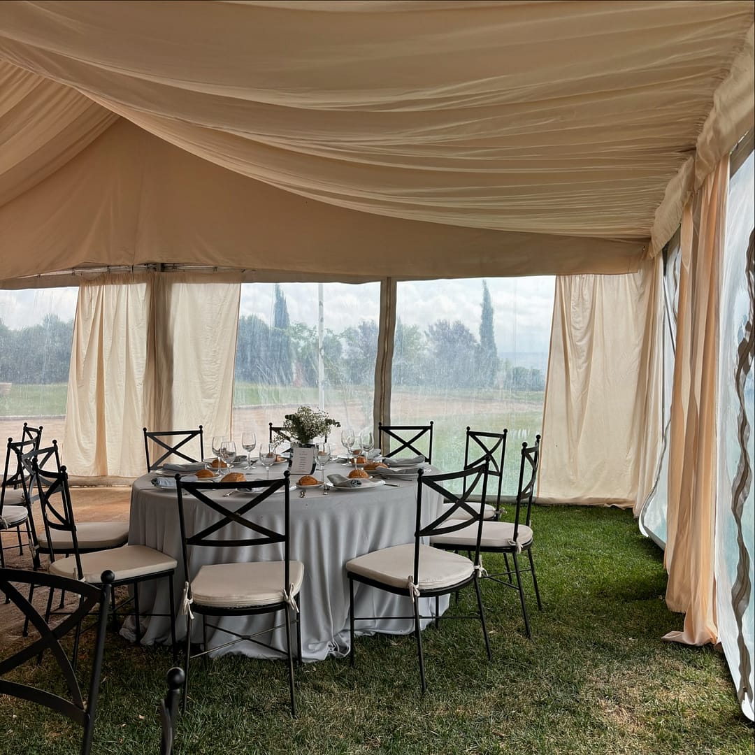 Carpas, jardines, manteles, esos detalles que hacen las bodas únicas. @cateringelsenescal @beatrizbautistaoficial @campoenmedio #bodasconencanto #bodasenfincas #weddinginspiration