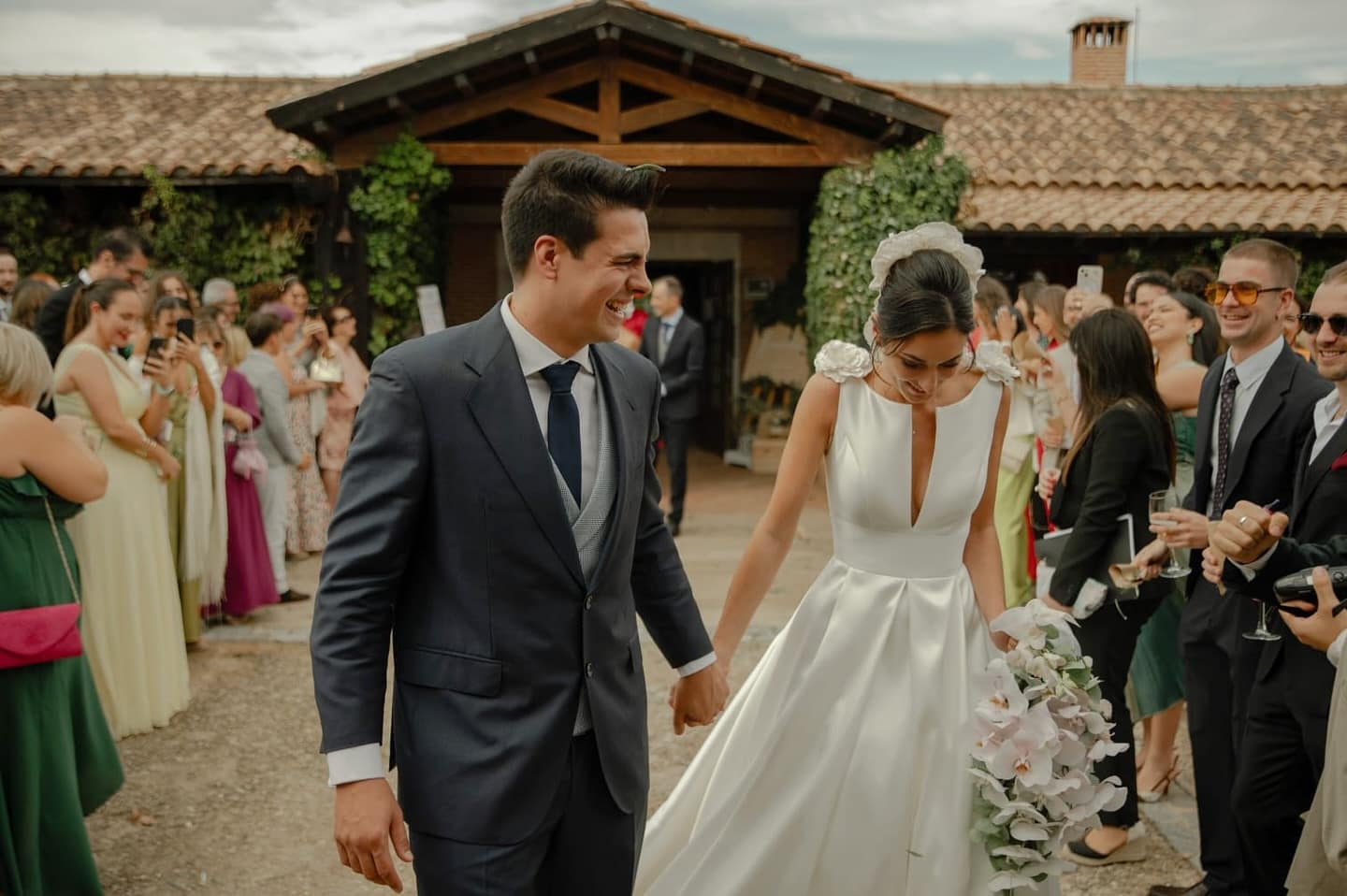 Momentos únicos, la felicidad compartida!!! Emoción a flor de piel @campoenmedio #eventosespeciales #bodasbonitas #weddingplanet #weddingdress #fincasparabodas